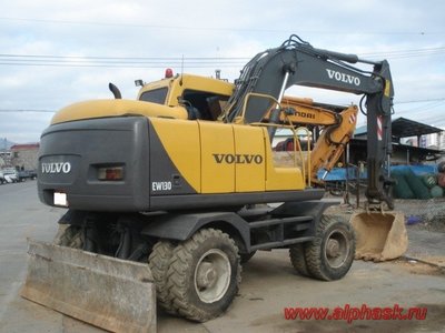 Колесный экскаватор Volvo EW130 2004 года выпуска, объем ковша 0,6 м3.