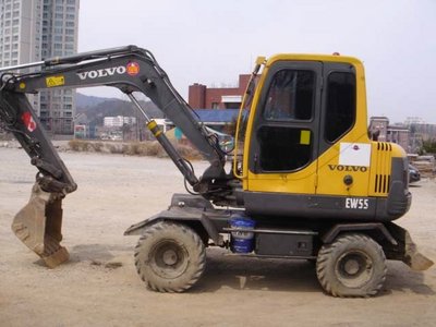 Экскаватор колесный полноприводный Volvo EW 55 2002 год. 