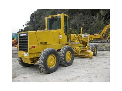 Грейдер Komatsu GD605A-5AE.