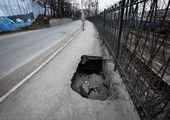 Тротуар в центре Владивостока весной начал проваливаться