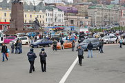 Черный "Форд" и "военизированный" мотоцикл прикатили на "Автошоу-2013" во Владивостоке