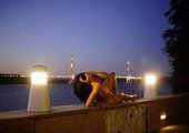 Обнаженная девушка устроила фотосессию на фоне моста во Владивостоке