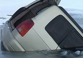 В Приморье под лёд провалился автомобиль, один человек погиб