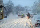 В шторм и снегопад сотрудники ГИБДД помогают водителям в Приморье