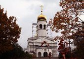 В Лесозаводске на храме Свято-Покровского прихода установили все три купола