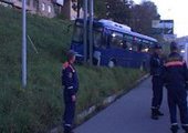 Во Владивостоке пассажирский автобус вылетел с дороги и врезался в рекламный щит