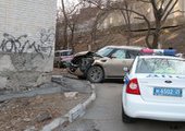 Во Владивостоке джип рухнул с 3-метровой высоты