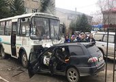 Лобовое столкновение легковушки с автобусом произошло в центре Вольно-Надеждинска