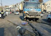 Во Владивостоке КАМАЗ снес столб, который придавил женщину пешехода