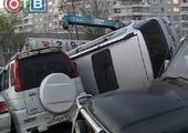 Неуправляемый грузовик раздавил четыре автомобиля во Владивостоке