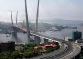 Первая яма образовалась на новом мосту через Золотой Рог во Владивостоке