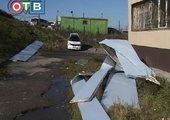 Сорванная ветром облицовка дома обрушилась на автомобили во Владивостоке